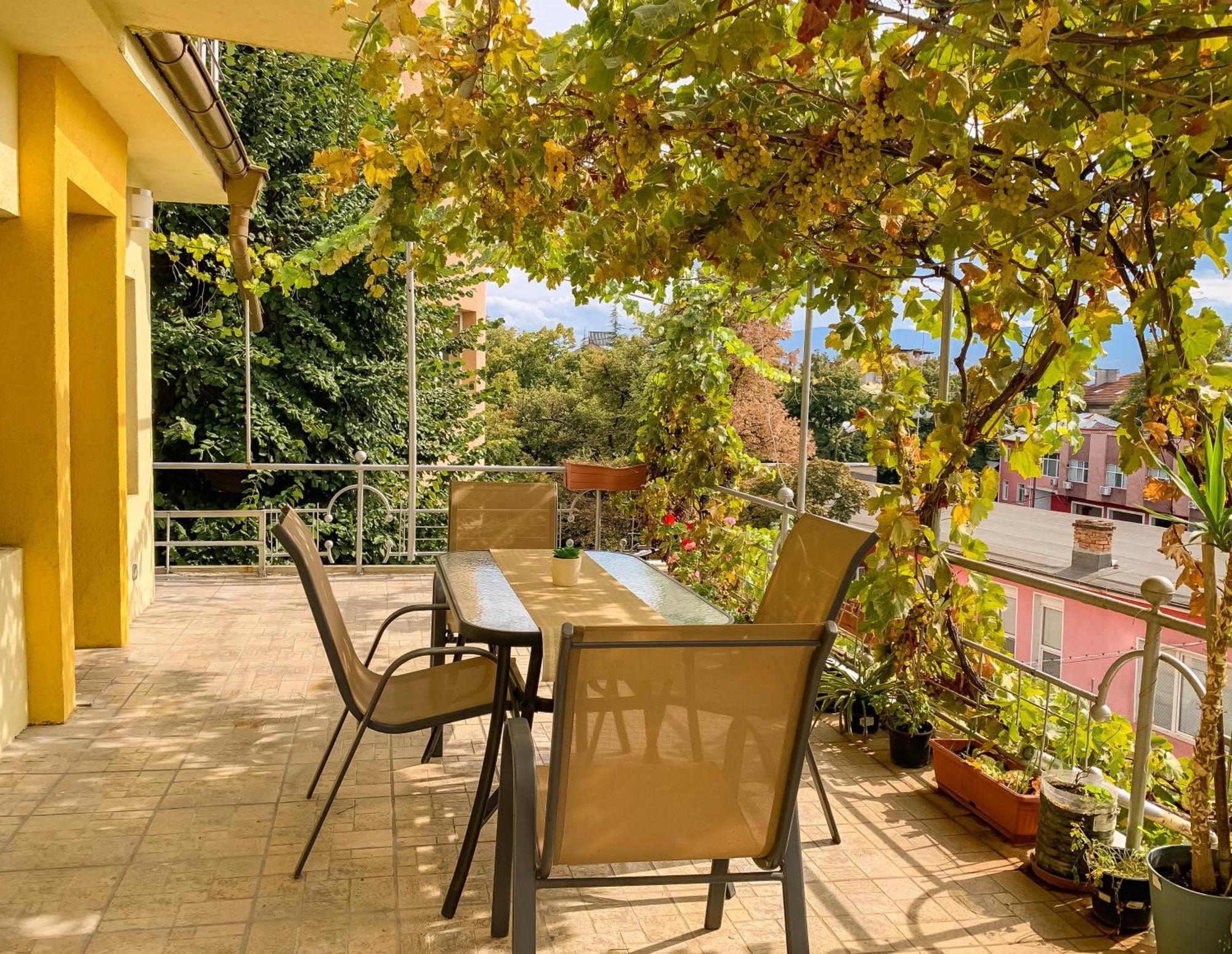2-Bedroom Flat - Sunny Balcony Plovdiv Exterior foto